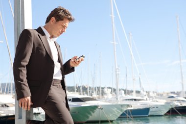 akıllı telefonunu kullanarak iş adamı