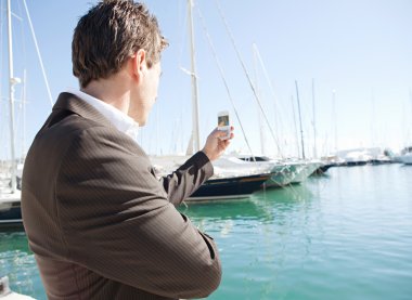 işadamı el bir akıllı telefon tutarak