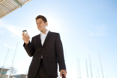 bir deniz üzerinde duran işadamı