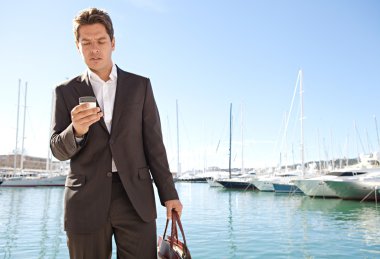 akıllı telefonunu kullanarak iş adamı