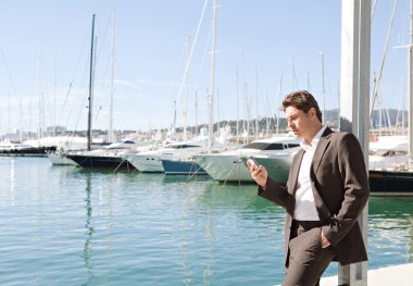 akıllı telefonunu kullanarak iş adamı