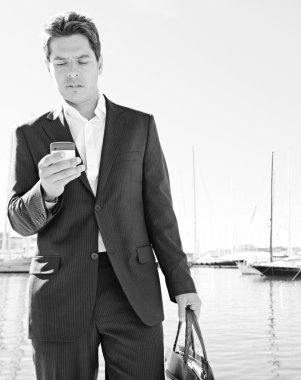akıllı telefonunu kullanarak iş adamı
