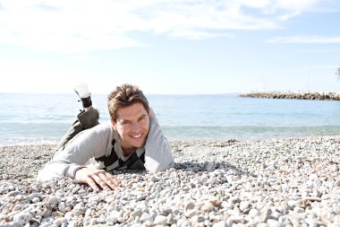 Kıyıda oturup adam