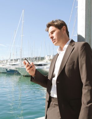 akıllı telefonunu kullanarak iş adamı