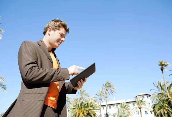 Uomo d'affari che utilizza un tablet digitale — Foto Stock