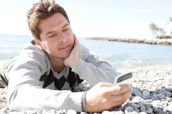 Uomo seduto sulla riva — Foto Stock
