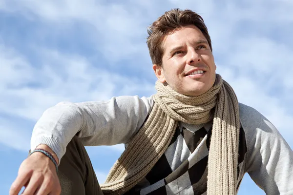 Slimme man op een strand — Stockfoto