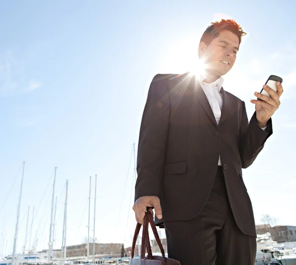 Zakenman met behulp zijn slimme telefoon — Stockfoto