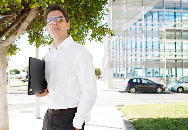 Επιχειρηματίας φορώντας γυαλιά ηλίου — Φωτογραφία Αρχείου