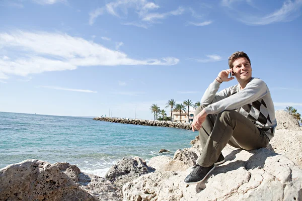 Homme assis sur le rivage — Photo