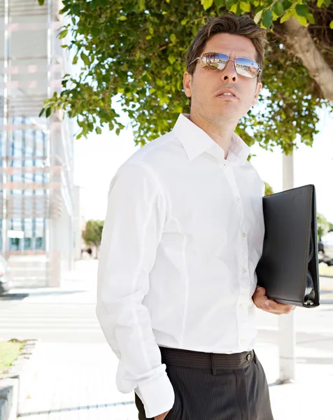 Empresário atraente usando óculos escuros — Fotografia de Stock