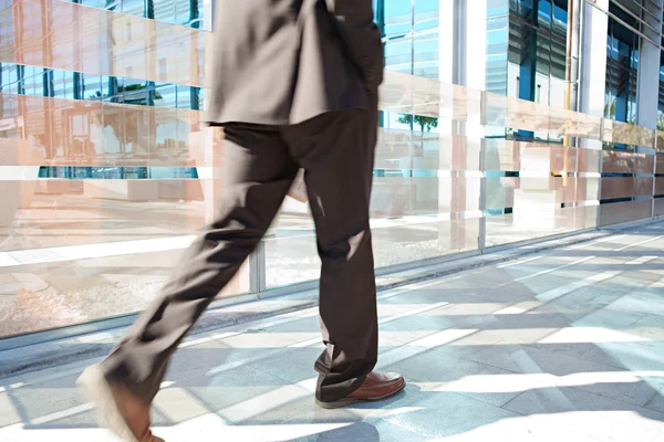 Businessman sección baja caminando rápido —  Fotos de Stock