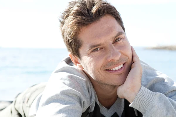 Man sitting down on the shore — Stock Photo, Image