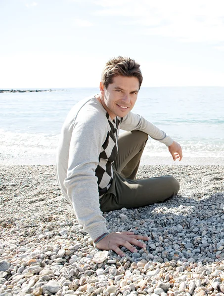 Man sitting down on the shore — Stock Photo, Image