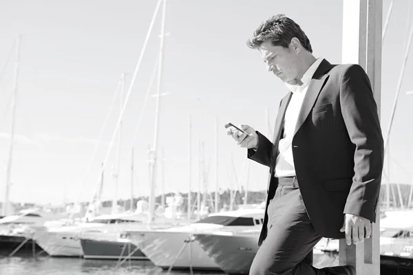 Businessman using his smart phone — Stock Photo, Image