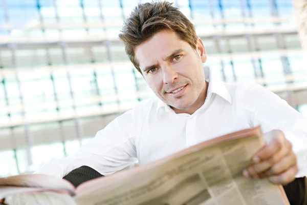 Бизнесмен, читающий финансовую газету — стоковое фото