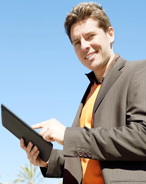 Biznesmen za pomocą cyfrowego tabletu — Zdjęcie stockowe