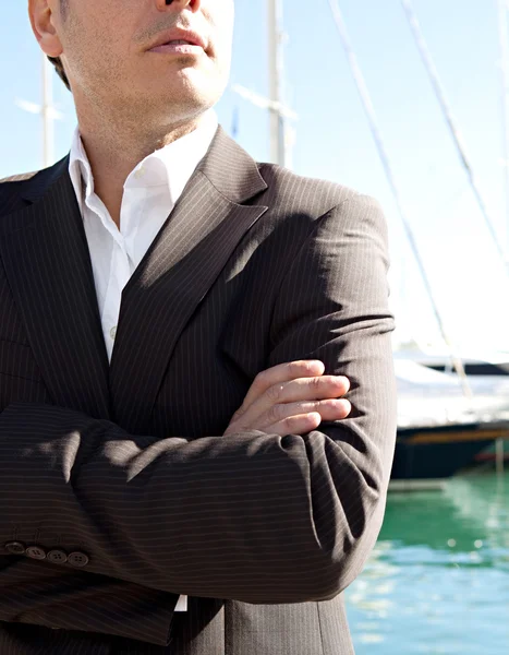 Affärsman står vid en lyx Yacht — Stockfoto