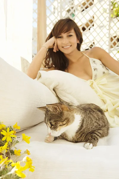 Donna con gatto — Foto Stock