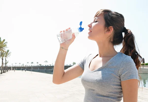 Mujer bebiendo agua mineral —  Fotos de Stock