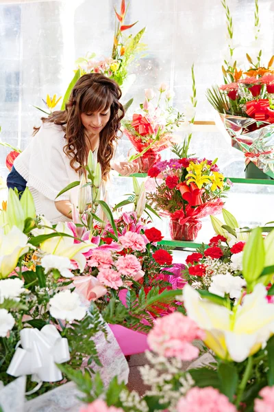 在鲜花市场中的女人 — 图库照片