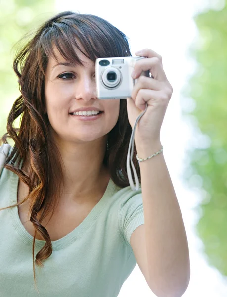 Mujer usando cámara fotográfica — Foto de Stock