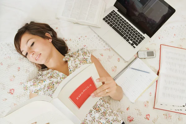 Estudiante usando un ordenador portátil —  Fotos de Stock