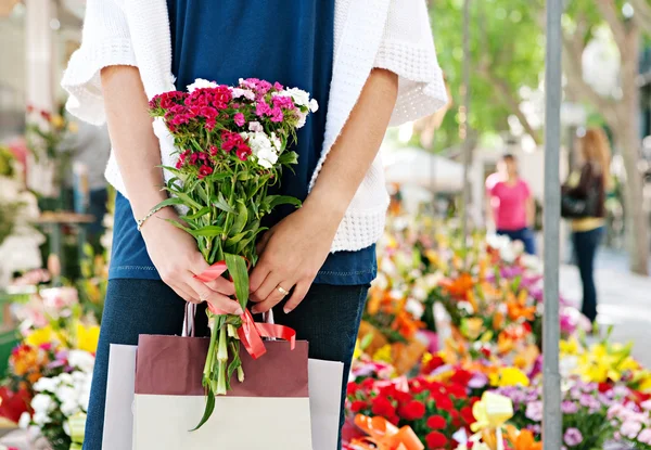 Kvinna i blommor marknaden — Stockfoto