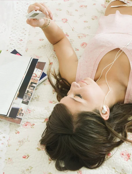 Femme écoutant de la musique — Photo