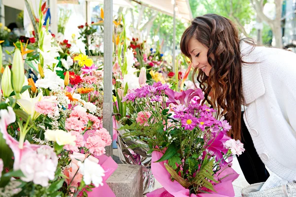 在鲜花市场中的女人 — 图库照片