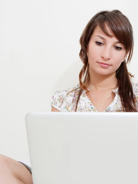 Frau arbeitet an ihrem Laptop — Stockfoto