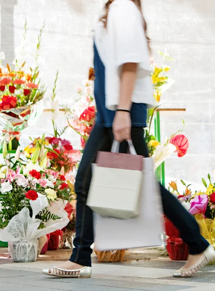 Kvinnan promenader passerade blommor marknaden — Stockfoto