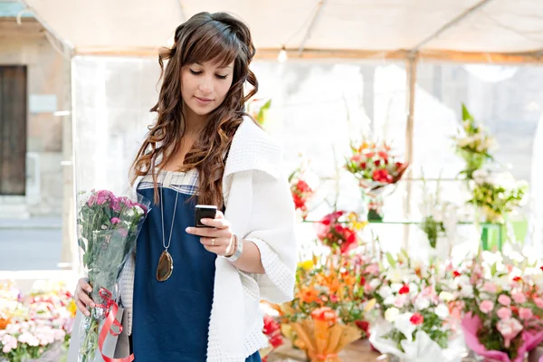 Donna che tiene bouquet — Foto Stock