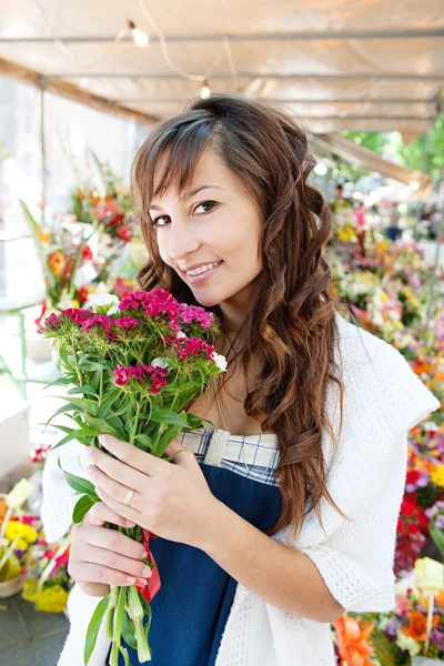 女人闻 f 鲜花 — 图库照片