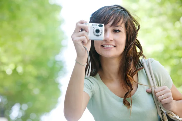 Γυναίκα χρησιμοποιώντας τη φωτογραφική μηχανή — Φωτογραφία Αρχείου