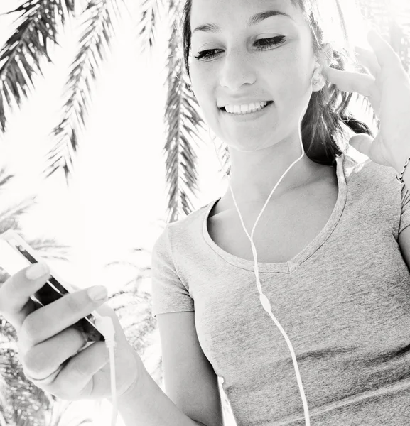 Mujer escuchando música —  Fotos de Stock