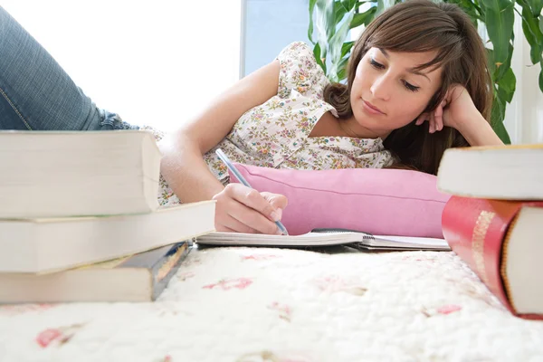 Vrouw die studeert — Stockfoto