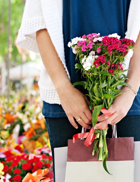 Mulher no mercado de flores — Fotografia de Stock