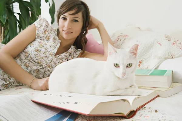 Studente e un gatto bianco — Foto Stock