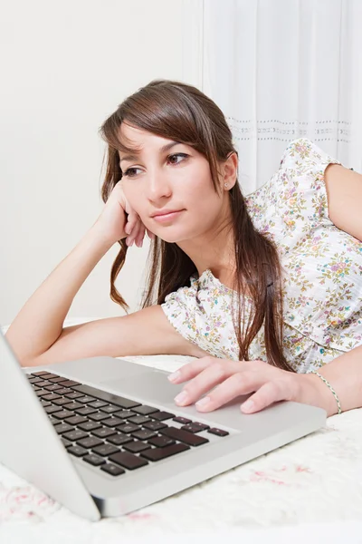 Wanita menggunakan laptop — Stok Foto