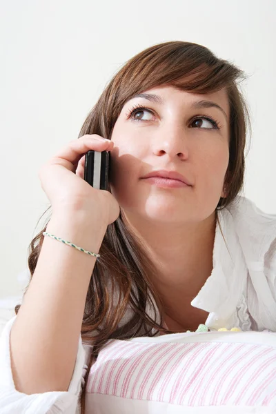 Mujer teniendo conversación telefónica —  Fotos de Stock