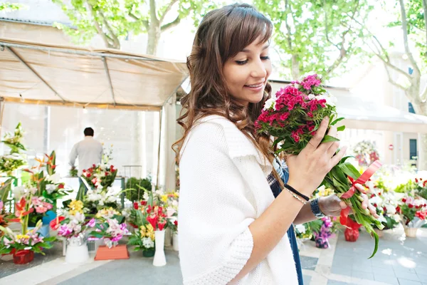 Mujer oliendo f flores —  Fotos de Stock