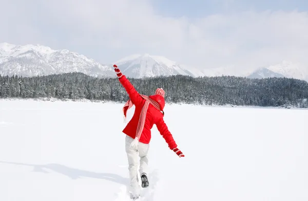 Kvinna i snö berg — Stockfoto