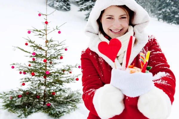 Kvinna dekorera en julgran — Stockfoto