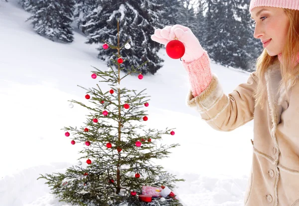 Tjej dekorera xmas tree — Stockfoto