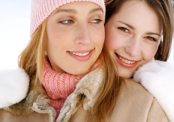 Přátelé dívky v zimě — Stock fotografie