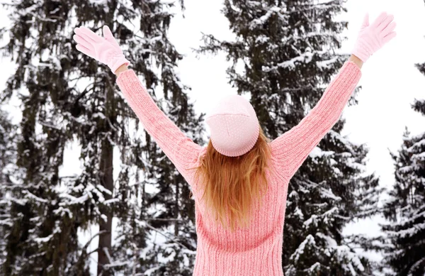 Mulher em montanhas nevadas — Fotografia de Stock