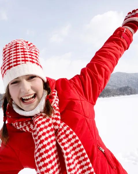 Kvinna i snö berg — Stockfoto