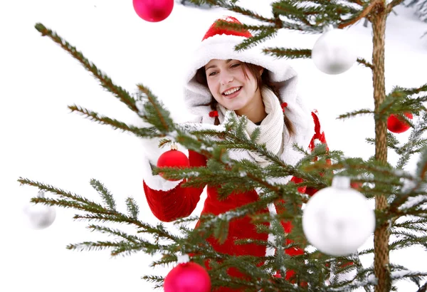 Mujer decorando un árbol de Navidad — Foto de Stock