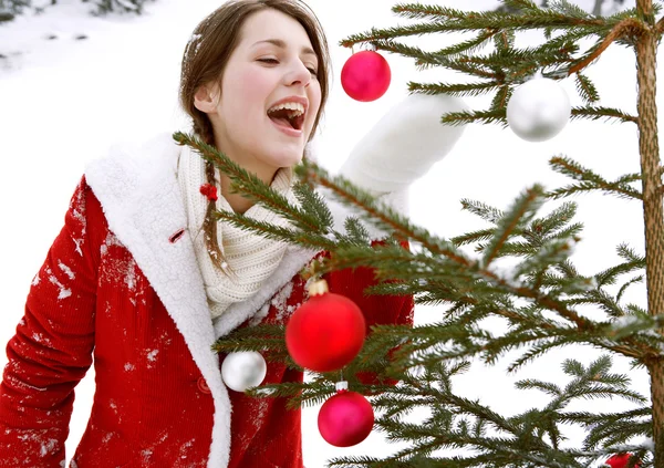 Donna decorazione albero di Natale — Foto Stock